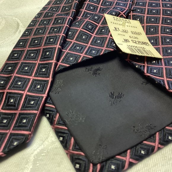 BROOKS BROTHERS SILK TIE. NEW. MUST SEE DESIGN. - Picture 2 of 5